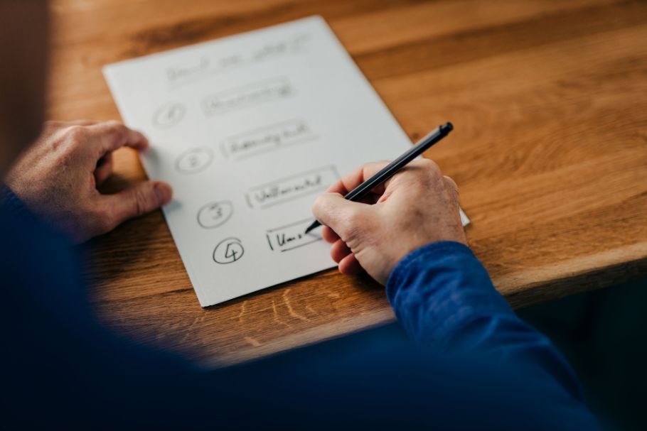 You don't need to worry about creating a detailed list of topics for your first therapy session. In fact, brief keywords are perfectly sufficient and can serve as prompts.
