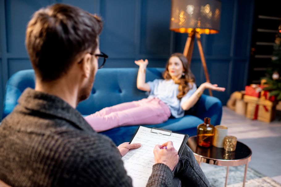 Die Unsicherheit vor der ersten Therapiesitzung ist eine natürliche Reaktion auf das Unbekannte. Aber erinnere dich daran, dass dieser Schritt, obwohl er beängstigend sein mag, ein mutiger Schritt in die richtige Richtung ist.